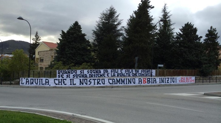 Lo striscione alla rotonda del Torrione