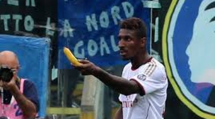 Kevin Constant raccoglie la banana lanciatagli dagli spalti