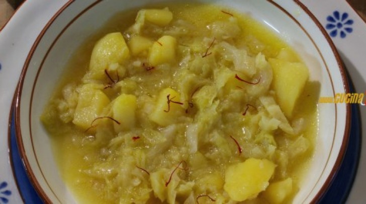 Zuppa con verze, patate e zafferano