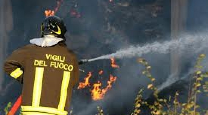 Vigili del fuoco spengono incendio