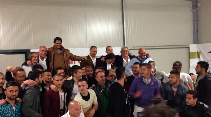 Una foto di gruppo nella cena di fine stagione