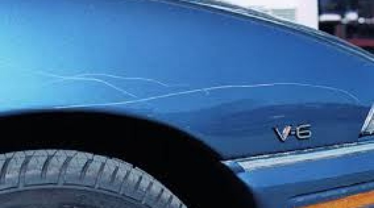 Auto sfregiata