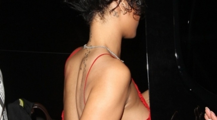Rihanna in Lingerie trasparente rossa