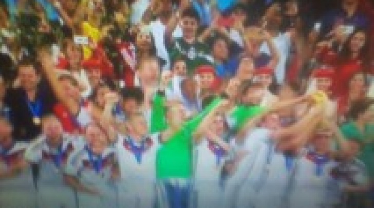 I calciatori tedeschi festeggiano con la Coppa