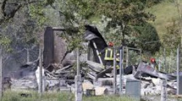 L'azienda Paolelli dopo l'esplosione (foto Ansa)