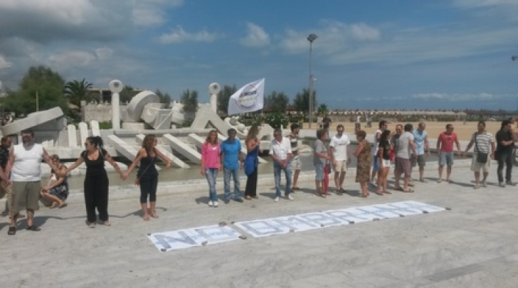 Il flash mob M5S contro Ombrina Mare a Pescara (foto Ansa)
