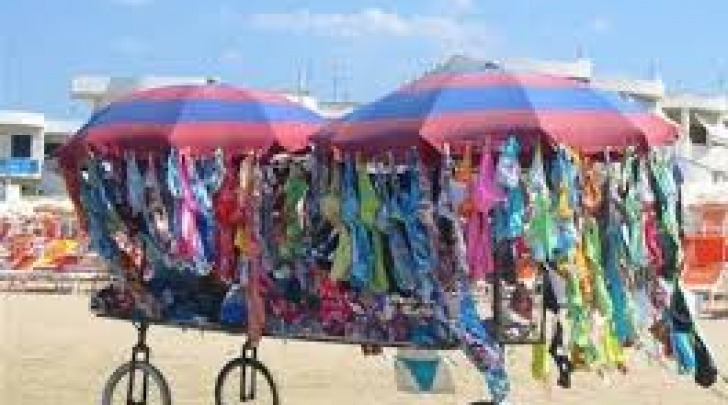 Commercio abusivo in spiaggia