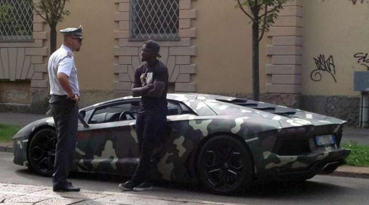 Muntari fermato a bordo della Lamborghini mimetica (Ansa)