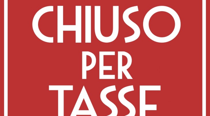 Lo slogan "Chiuso per tasse" del Caffé Vespucci (foto tratta dal profilo Facebook)