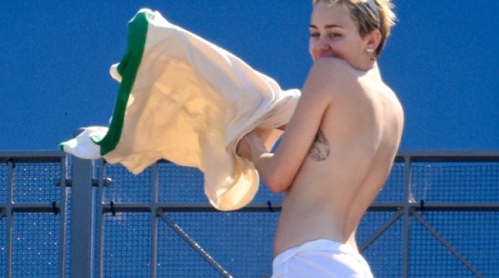 Miley Cyrus topless senza slip Bangerz Tour Australia