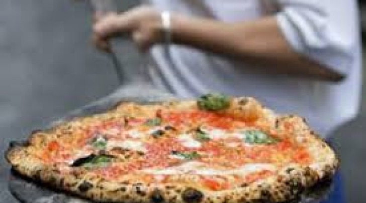 Pizzaiolo al lavoro