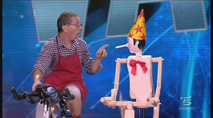 patrizio Scicoli pedala con Pinocchio a Tu si que vales (foto tratta da Facebook)