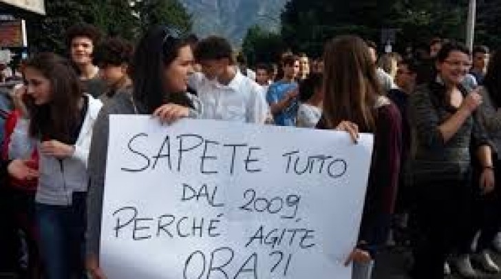 la protesta degli studenti dell'Itis di Sulmona (foto Ansa)