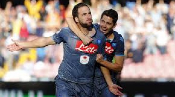 Gonzalo Higuain festeggiato dopo il gol 