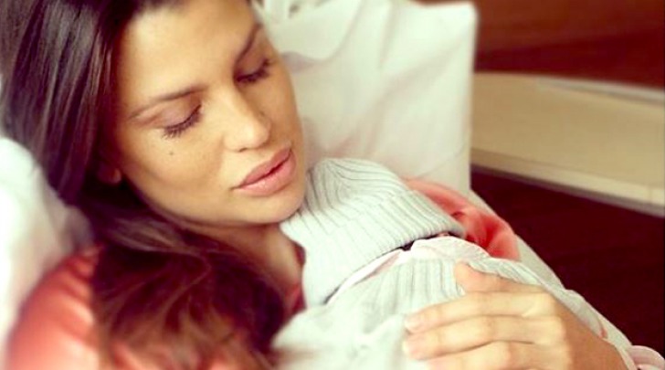 Claudia Galanti e Indila Carolina appena nata