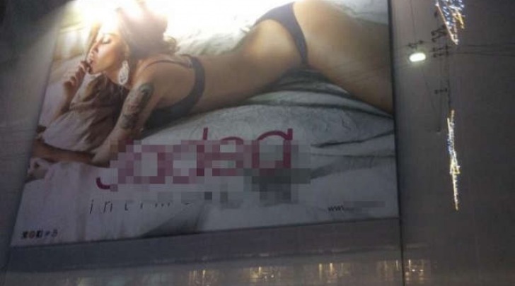 Belen Rodriguez cartellone sexy