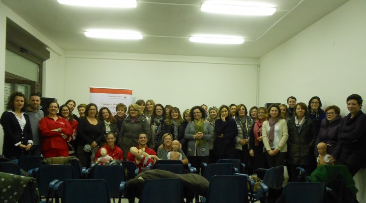 Foto di gruppo di personale Cri e partecipanti alla lezione