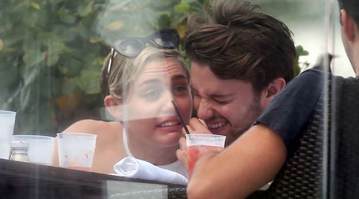 Miley Cyrus, Patrick Schwarzenegger e Cody Simpson pranzano a Miami (Olycom)