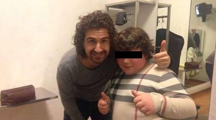 Siani posa in camerino con il bimbo sovrappeso