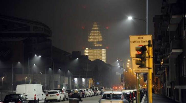 La torre Isozaki a Milano illuminata per Natale: un albero alto oltre 200 metri (Newpress)