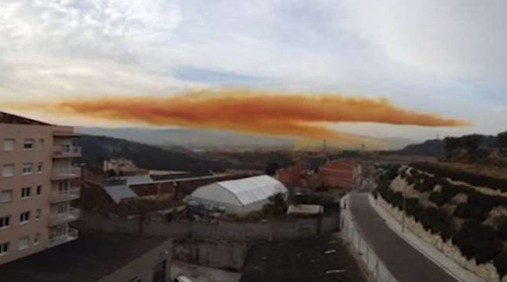 Nube tossica vicino Barcellona (Youtube)