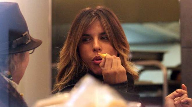 Elisabetta Canalis dal parrucchiere a Milano (Olycom)