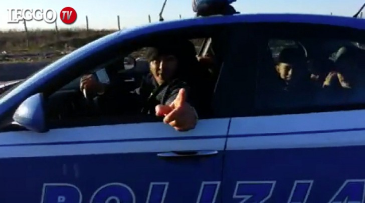 Nomadi nell'auto della polizia