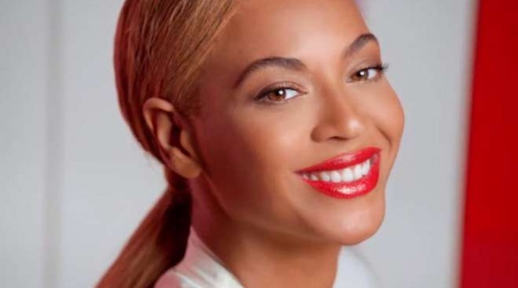 Beyoncé, con e senza photoshop