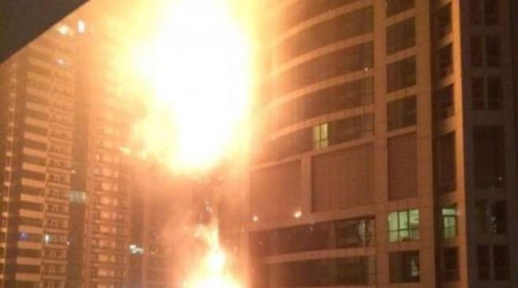Dubai, si incendia la Torch Tower