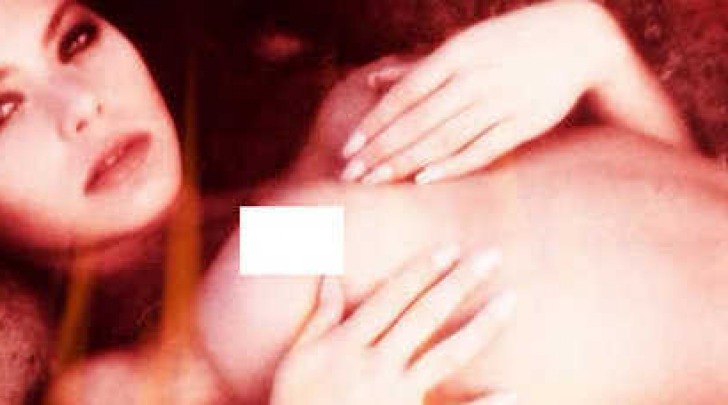 Naike Rivelli pubblica su Twitter il topless della mamma Ornella