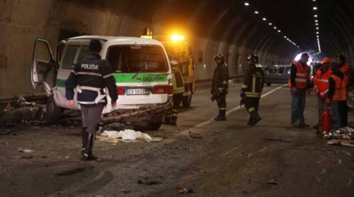 Camion perde il carico, due morti nel bresciano