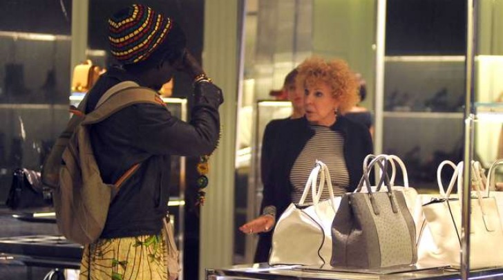 Ornella Vanoni, shopping di lusso con imprevisto a Milano (Olycom)