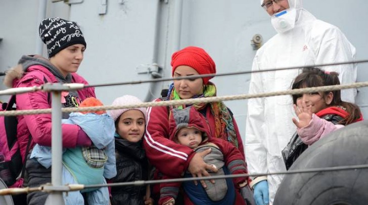 Salerno, i migranti sbarcano al porto (Tanopress)