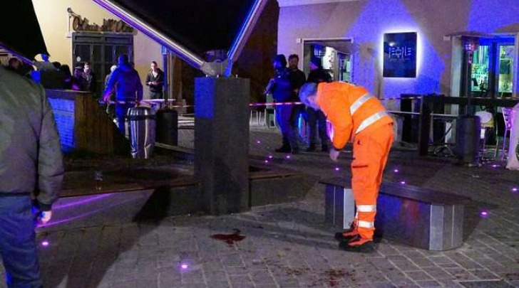 Terni, tragedia nella notte, ucciso da una bottigliata in piazza dell'Olmo (Foto Papa)