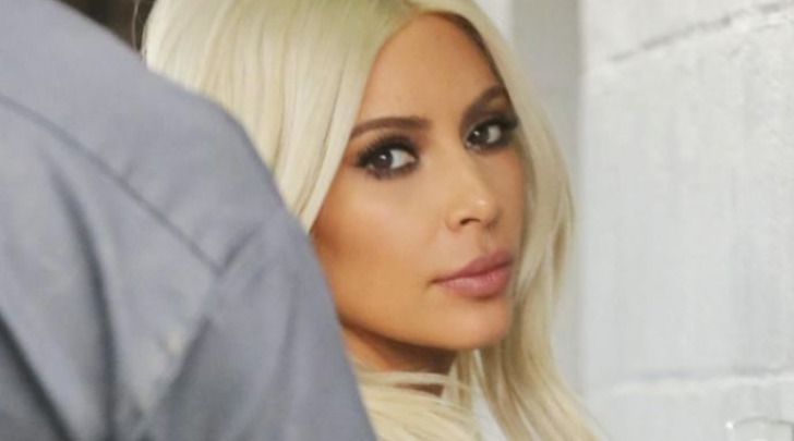 Kim Kardashian, nuovo look biondo platino (Foto Olycom)