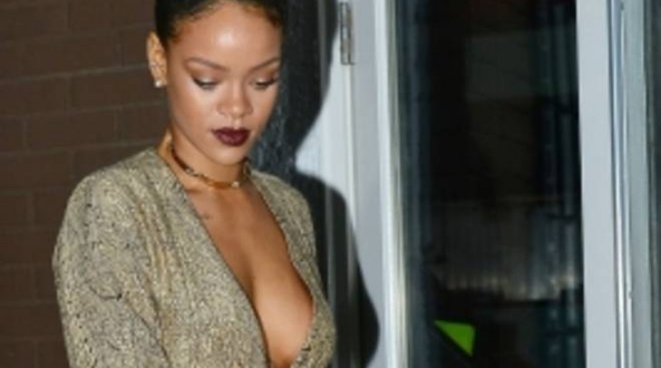 Rihanna seminuda al ristorante