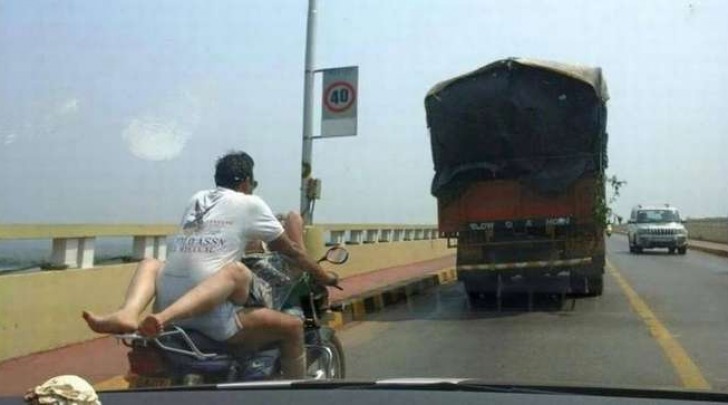 India, la foto della coppia hard in moto