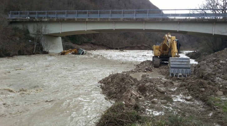 Escavatore travolto da piena Sinello