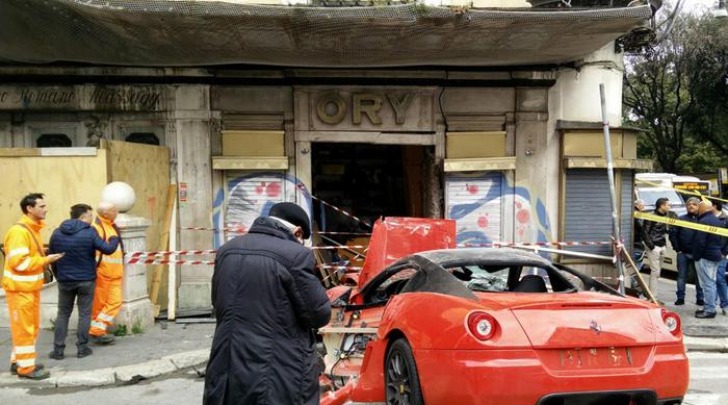 Ferrari incidentata- foto ansa