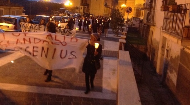 Fiaccolata di protesta dei lavoratori Dialifluids a Canosa Sannita