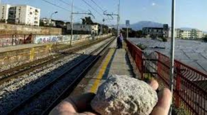 Sassi contro treni