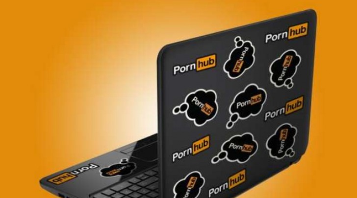 Distrugge il pc mentre vede film hard, Pornhub gliene regala uno nuovo (Twitter)