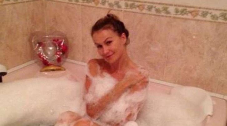 Eva Henger nuda nella vasca da bagno