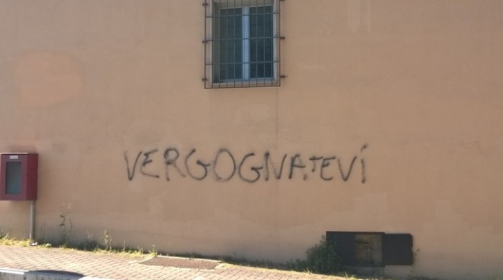 Scritta sul muro di cinta della Questura di Pescara
