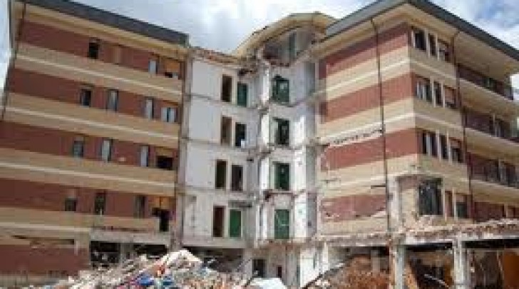 parte edificio crollato casa dello studente