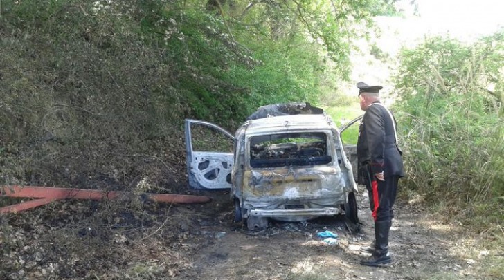 auto incendiata - foto da ansa