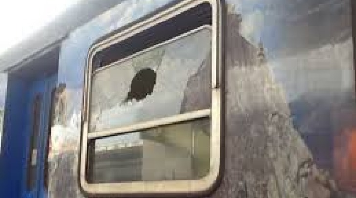 finestrino treno colpito da sassi