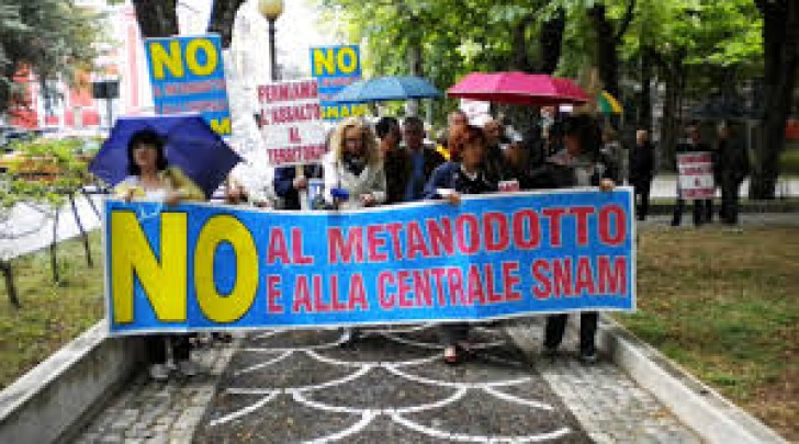 protesta contro centrale snam