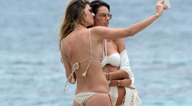 Alessandra Ambrosio e Sara Sampaio a Mykonos (Olycom)