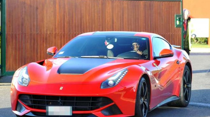 Mario Balotelli sulla sua Ferrari (Olycom)